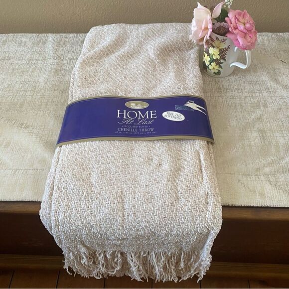 🏡AT HOME CROWN CRAFTS IVORY CHENILLE THROW/BLANKET - New 42" x 65" - Picture 1 of 6
